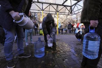 Cientos de localidades de Ucrania sin luz o agua tras bombardeos rusos a infraestructuras