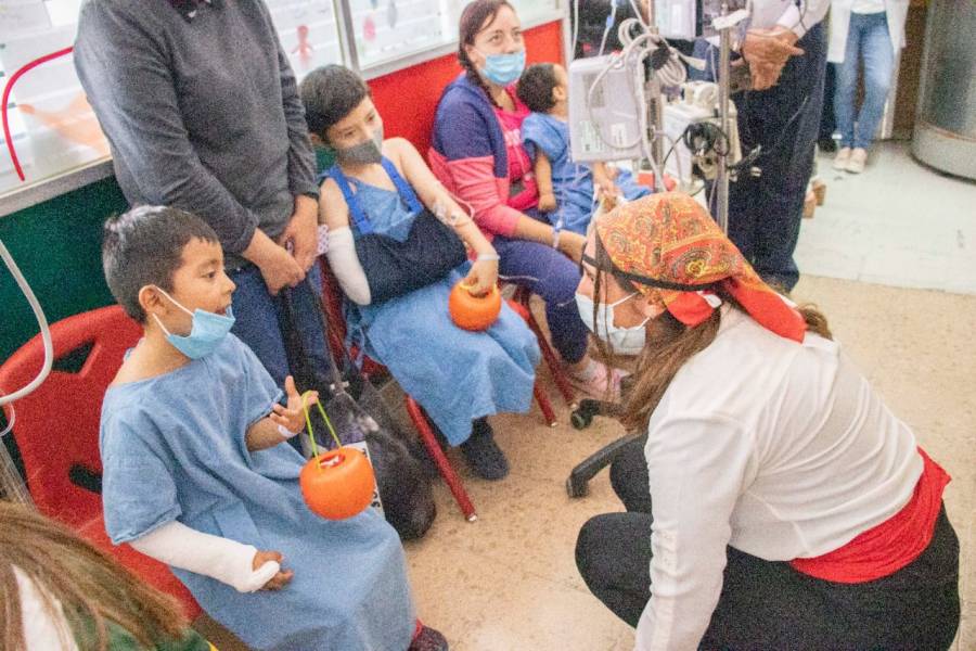 Fieles a la tradición, peques de pediatría pidieron su calaverita