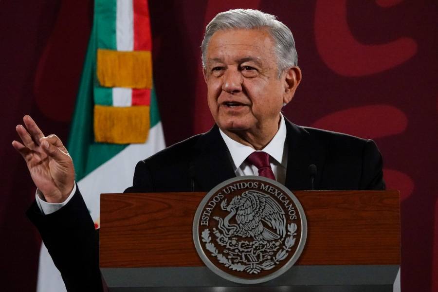 Por Día de Muertos, AMLO visita la tumba de su primera esposa