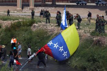 Patrulla de EEUU dispar&oacute; gas pimienta contra venezolanos en frontera con M&eacute;xico