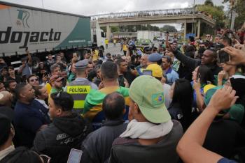 La polic&iacute;a interviene para dispersar bloqueos de rutas de bolsonaristas en Brasil