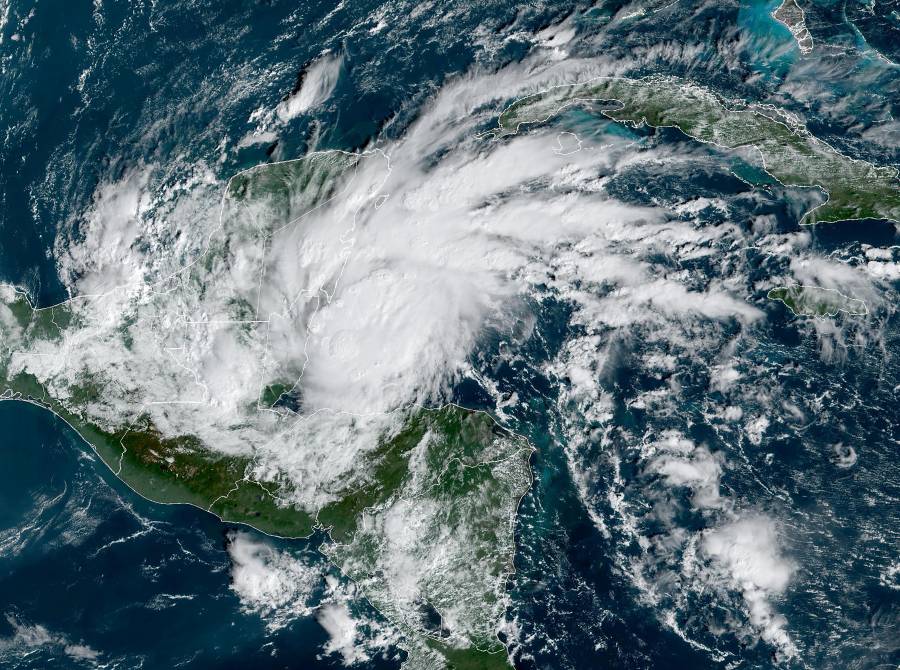 Huracán Lisa toca tierra en Belice; se adentrará en el sureste de México y Centroamérica