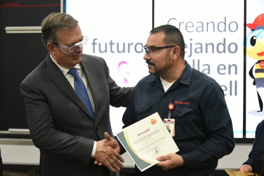 En Chihuahua se reúne Ebrard con técnicos en planta de Honeywell