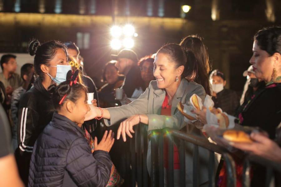 Así se vivió en el Zócalo entrega de pan tradicional; Claudia Sheinbaum y Alejandra Frausto al frente