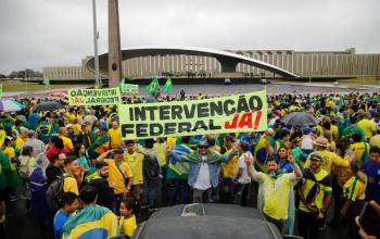 Miles de bolsonaristas piden una intervenci&oacute;n militar en Brasil ante el triunfo de Lula