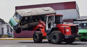 Por inicio de operaciones del Trolebús Elevado, comienza chatarrización de microbuses