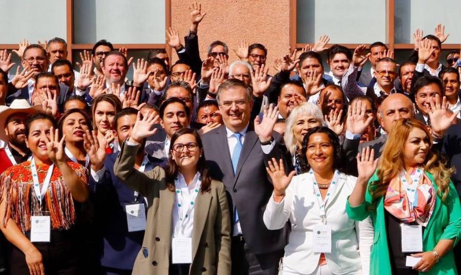 Ebrard iniciará gira con alcaldes en el extranjero