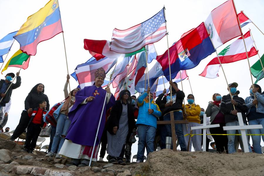 Celebran misa sobre el río Bravo en memoria de migrantes fallecidos