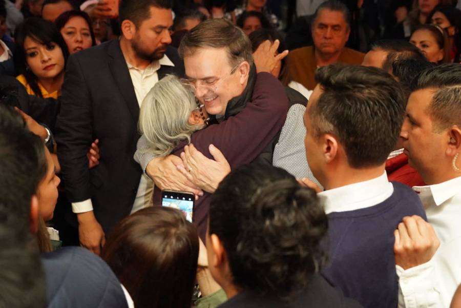 Mujeres capitalinas apoyan a Ebrard, él dice: 