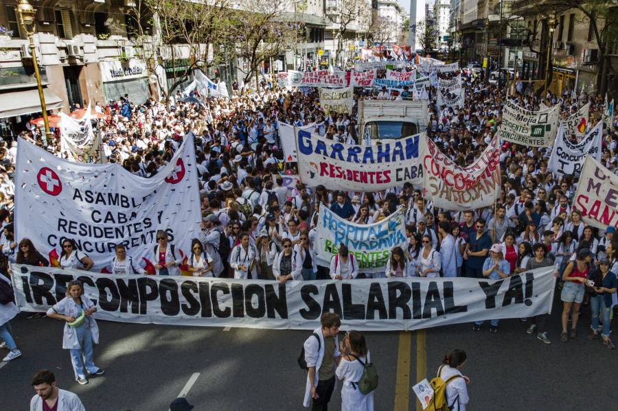 Médicos y enfermeros de Buenos Aires en huelga por mejores salarios