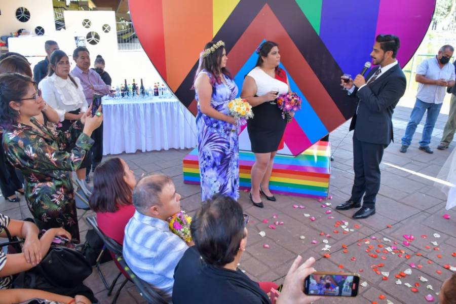 Celebran primer matrimonio igualitario en Neza