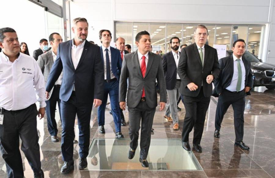 Ricardo Gallardo acompaña a Marcelo Ebrard en recorrido por BMW