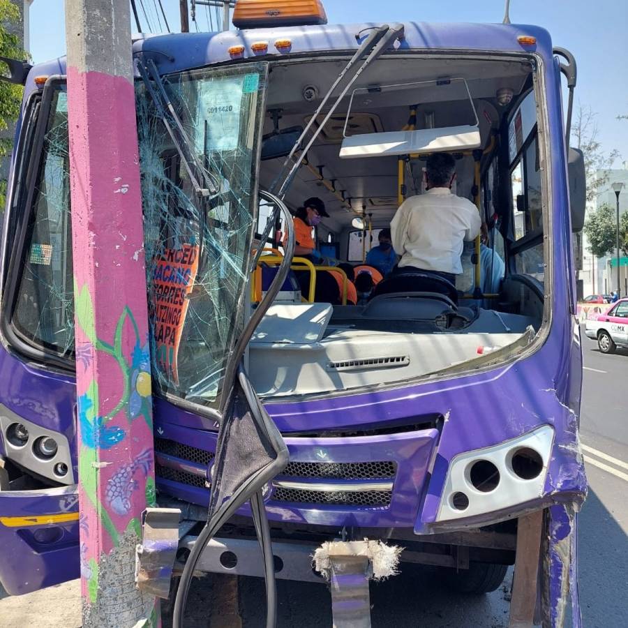 Así fue el accidente de microbús en Gustavo A. Madero que dejó 18 heridos