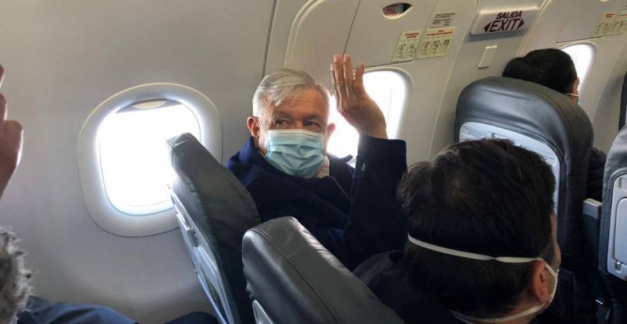 Lo único que ha logrado es destruir al país: Mujer a AMLO en vuelo; él responde con saludo