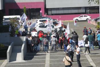Manifestantes irrumpen en oficinas del INE en apoyo a reforma electoral