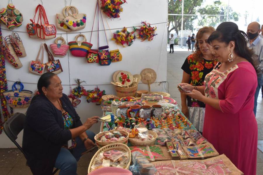 Alcaldía Iztapalapa impulsa trabajo de artesanos que desarrollan técnicas en manufactura de alta calidad