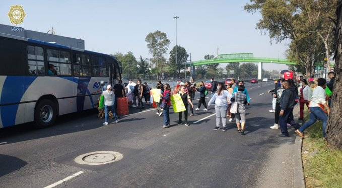 Colonos bloquean Avenida Zaragoza, en CDMX