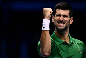 Djokovic debuta en el Masters de Turín con victoria ante Tsitsipas