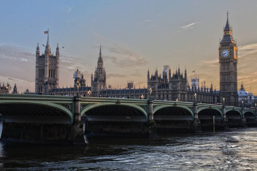 Reino Unido ahorrará 55,000 millones de libras con ajuste fiscal