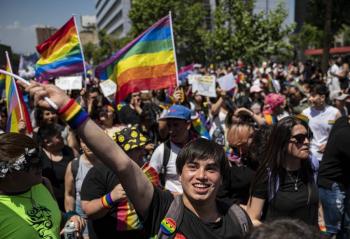 Miles exigen en Chile mejorar la ley antidiscriminaci&oacute;n en marcha LGBTQ