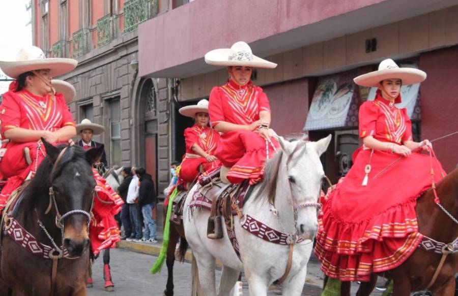 Entre llovizna y la inauguración del mundial 2022, realizan desfile del 20 de noviembre
