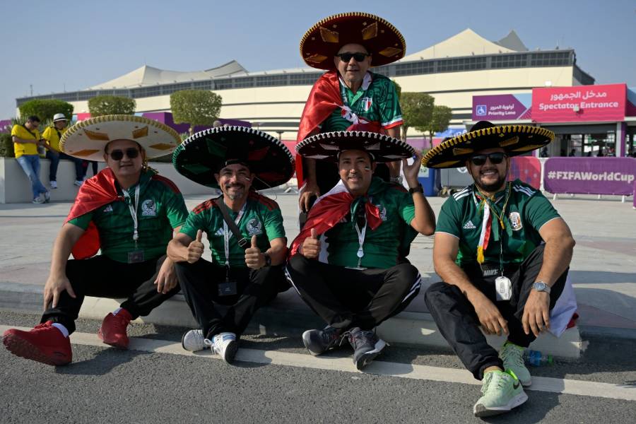 ¡México, lindo y querido! Afición tricolor baila Payaso de Rodeo en Qatar, otro pasea con audio del “fierro viejo”