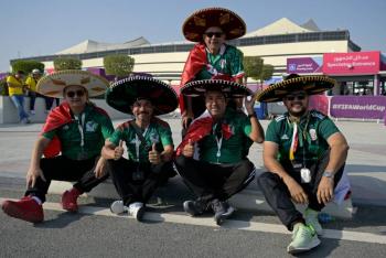 ¡M&eacute;xico, lindo y querido! Afici&oacute;n tricolor baila Payaso de Rodeo en Qatar, otro pasea con audio del “fierro viejo”