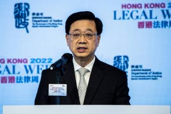 L&iacute;der de Hong Kong da positivo de covid al volver de la APEC