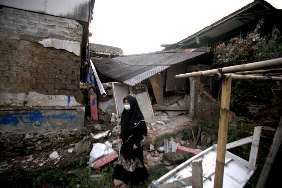 Al menos 56 muertos y cientos de heridos en un terremoto en Indonesia