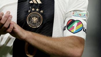 Pa&iacute;ses europeos representados por sus capitanes, no usar&aacute;n brazalete OneLove, que se opone a discriminaci&oacute;n, en Mundial de Qatar