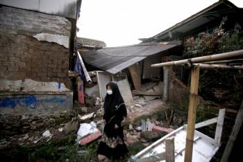 Al menos 56 muertos y cientos de heridos en un terremoto en Indonesia