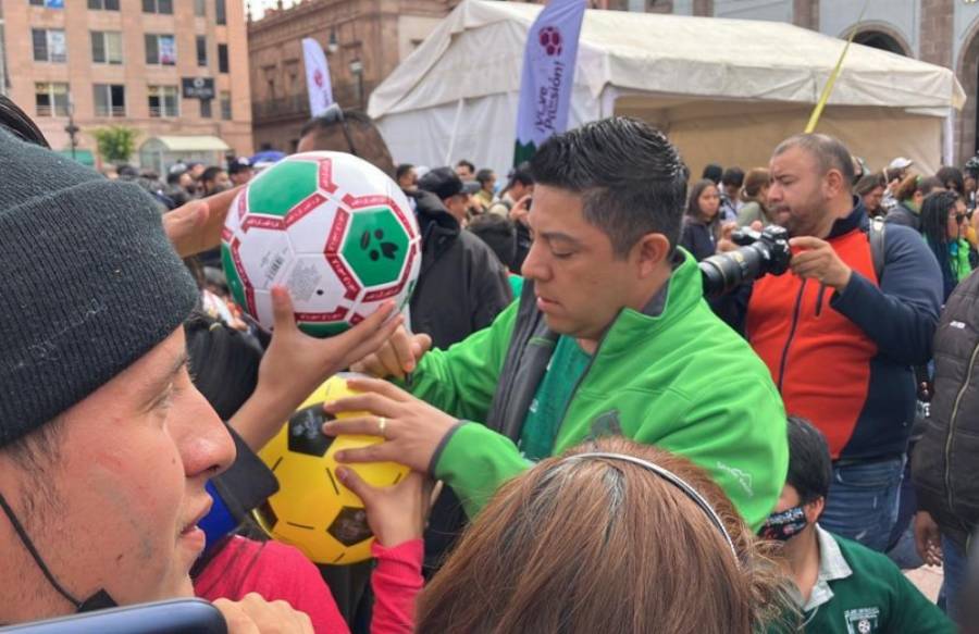Inaugura Gallardo Cardona pantalla gigante en plaza fundadores