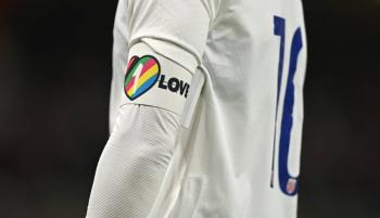 FIFA advirti&oacute; que habr&aacute; sanciones a quien decida llevar Brazalete 