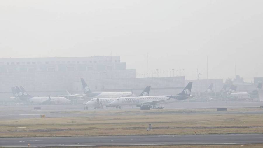 Reportan vuelos afectados por banco de niebla y bajas temperaturas en CDMX