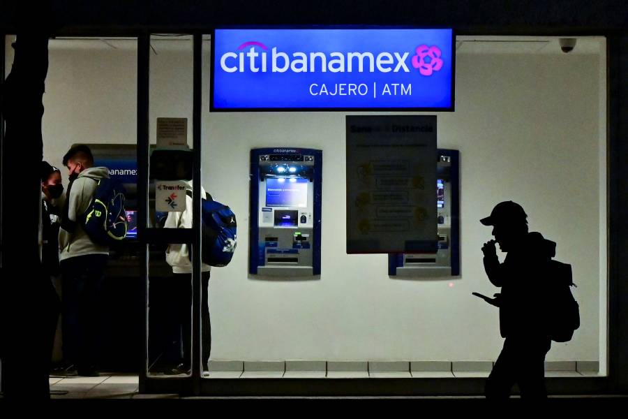AMLO ve a Larrea como posible comprador de Banamex