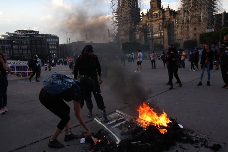 Marcha 25N: Encapuchadas lanzan bombas molotov contra la Catedral Metropolitana; reportan 18 lesionados