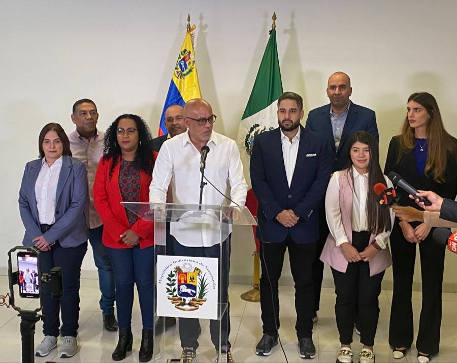 Delegados de Maduro llegan a México en busca de acuerdo para desbloquear fondos