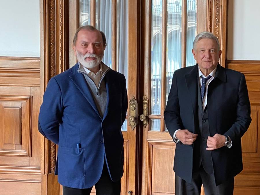 En marcha de AMLO, Epigmenio Ibarra desmaya