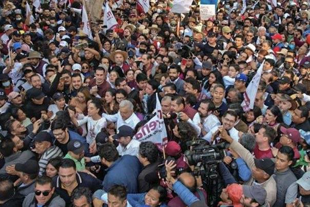 AMLO avanza con dificultad, “todos queremos tocarlo”, dicen asistentes a marcha