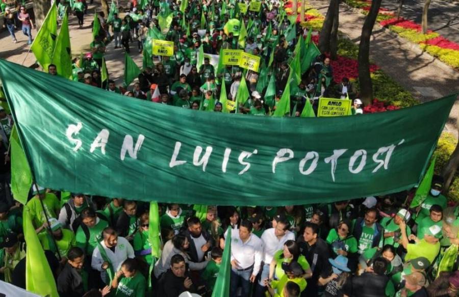 Ricardo Gallardo acompaña al presidente AMLO a la marcha por aniversario del mandato