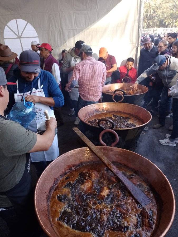 Michoacanos seguidores de AMLO reparten carnitas a su estilo; ex presidente Fox los llama “chairos”