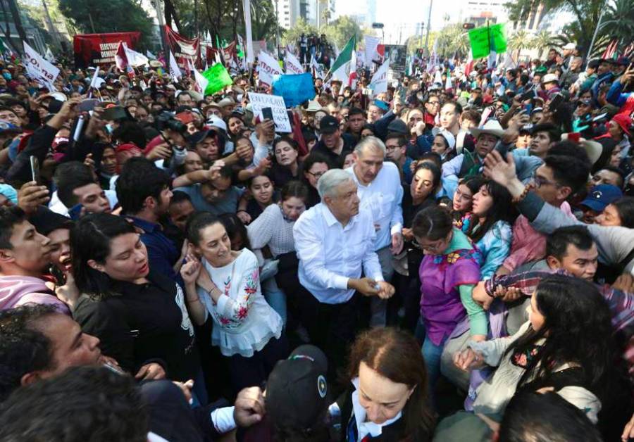 AMLO decide llegar a pie al Zócalo, rechaza transporte, quiere “caminar con su pueblo”