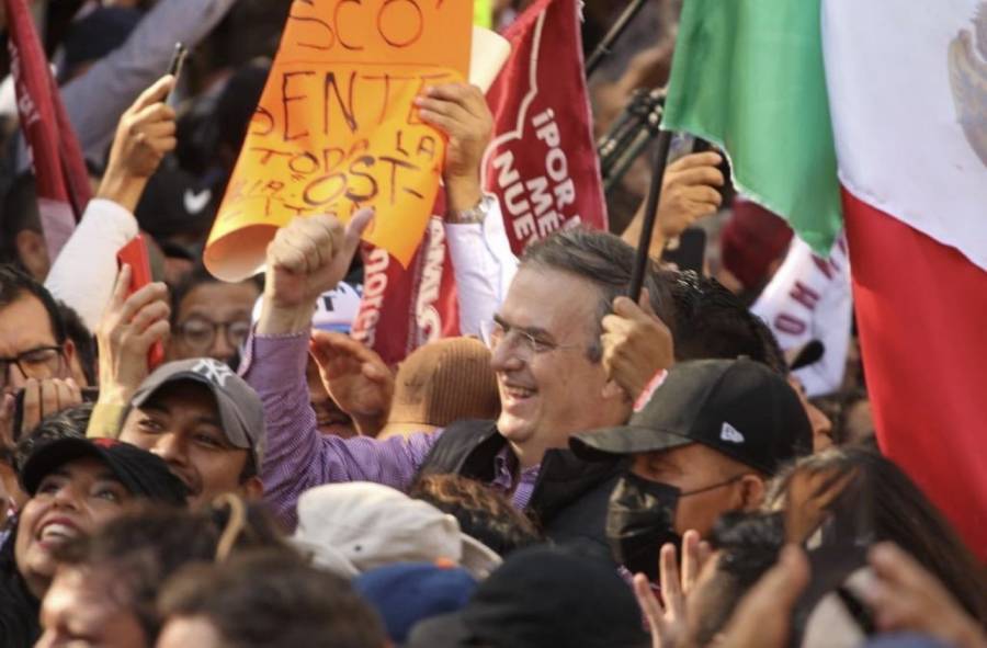 Objeto en el aire golpea en el rostro a Marcelo Ebrard durante marcha de AMLO