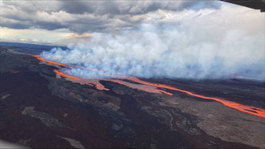 El volcán más grande del mundo entra en erupción en Hawái