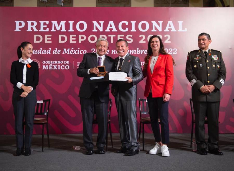 Checo Pérez y Julio Cesar Chávez recibieron el Premio Nacional de Deportes 2022
