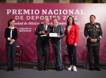 Checo P&eacute;rez y Julio Cesar Ch&aacute;vez recibieron el Premio Nacional de Deportes 2022