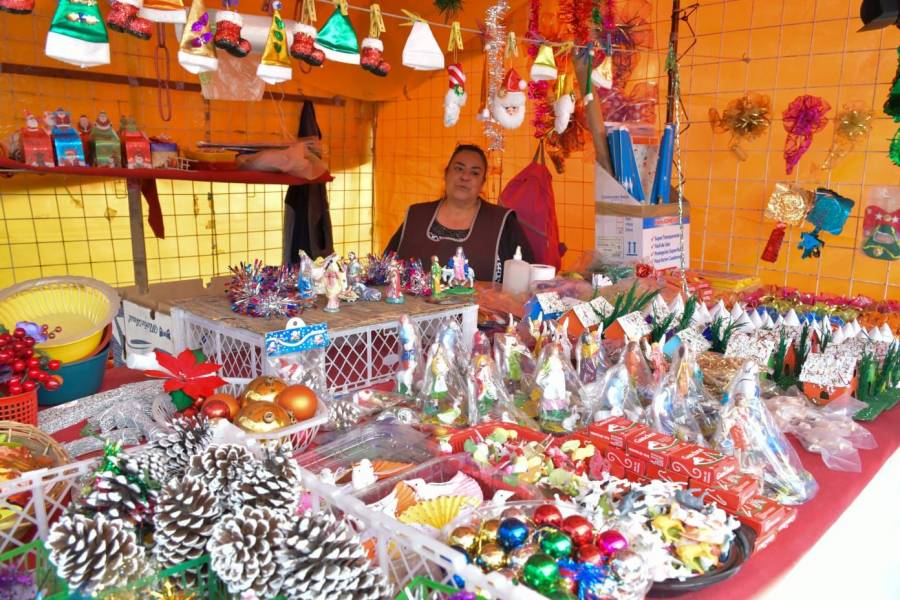 Inicia feria de la esfera, piñata y artículos navideños en Neza