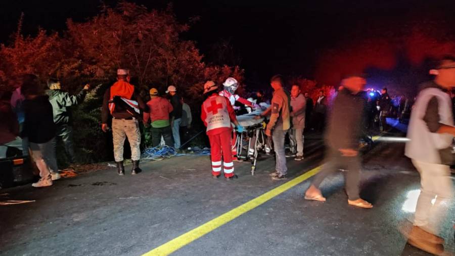 Más de 30 heridos y varios fallecidos deja accidente de autobús en Oaxaca