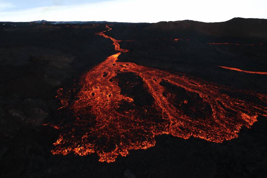 Ríos de lava de volcán en Hawái se aproximan a crucial carretera de la isla