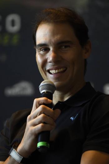 En una noche inolvidable con un enloquecido p&uacute;blico, Rafa Nadal gana el partido de exhibici&oacute;n a Casper Ruud